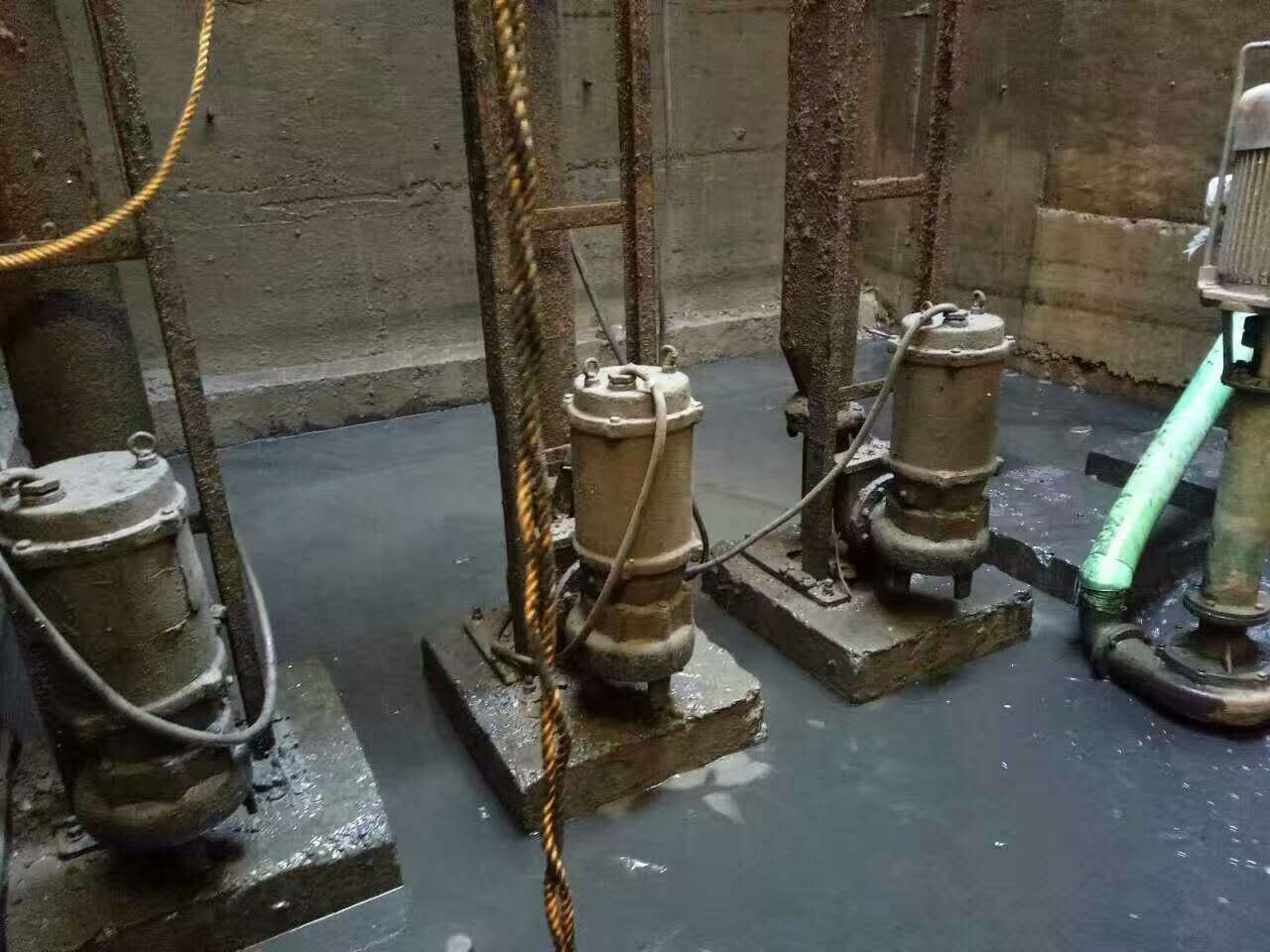 环江污水池清理