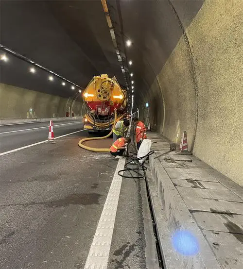 环江隧道排水渠清淤